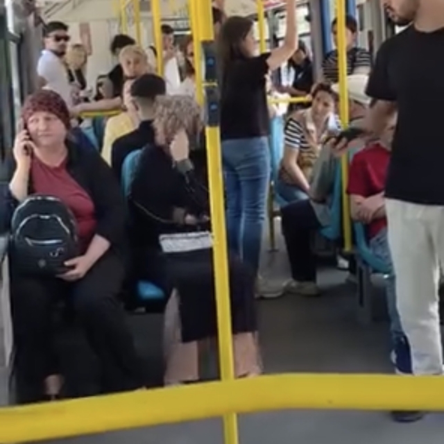 Metro'da yüksek sesle konuşma tartışması