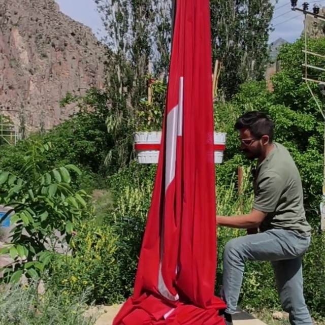 Düşen bayrağı onarıp yeniden göndere çektiler