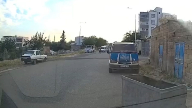 Hafif ticari aracın çarptığı bisikletli çocuk yaralandı: Kaza anı kamerada