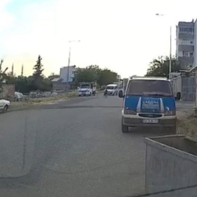 Hafif ticari aracın çarptığı bisikletli çocuk yaralandı: Kaza anı kamerada