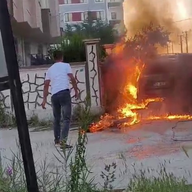 Park halindeki otomobil alev topuna döndü