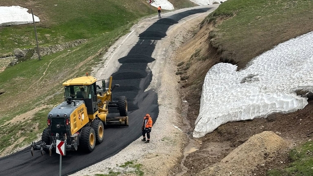 Karayolları Bayburt ekipleri Balahor yolunu asfaltlıyor