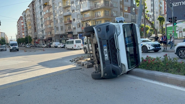 Midibüsün çarptığı servis aracı yan yattı
İşçiler kazayı yara almadan atlattı