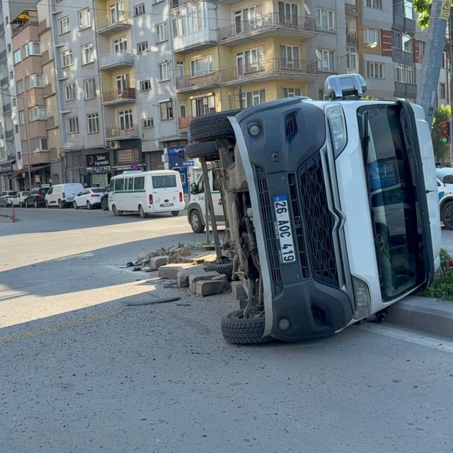 Midibüsün çarptığı servis aracı yan yattı
İşçiler kazayı yara almadan atlat...