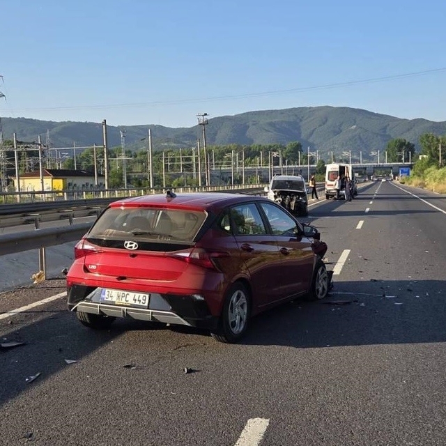 Otomobil hafif ticari araca arkadan çarptı, 1 kişi yaralandı