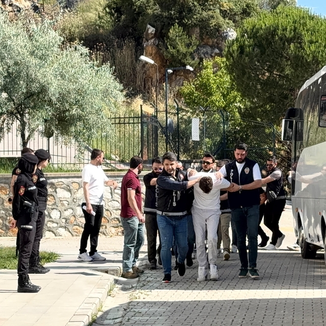 Helikopter ve özel harekat destekli baskın sonrası 29 şüpheli adliyeye geti...
