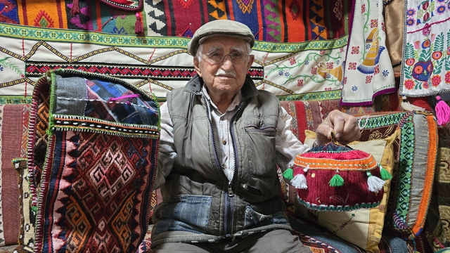 Yozgat'ta el becerisi ve antika eşyaları hatıralarla süsleyip evinde ziyaretçilerini ağırlıyor