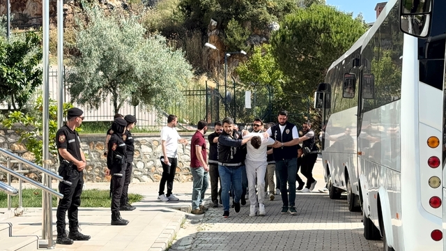 Helikopter ve özel harekat destekli baskın sonrası 29 şüpheli adliyeye getirildi