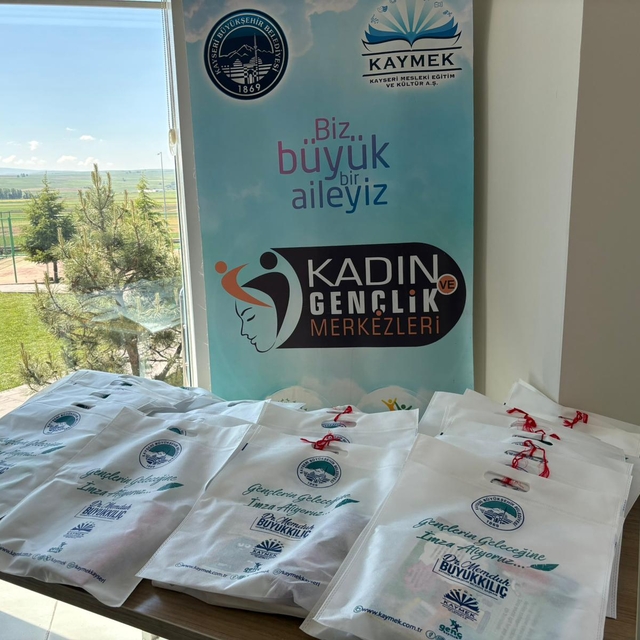 Sarıoğlan'da kursiyer sıfır atık temasıyla yaptıkları ürünleri öğrencilere...