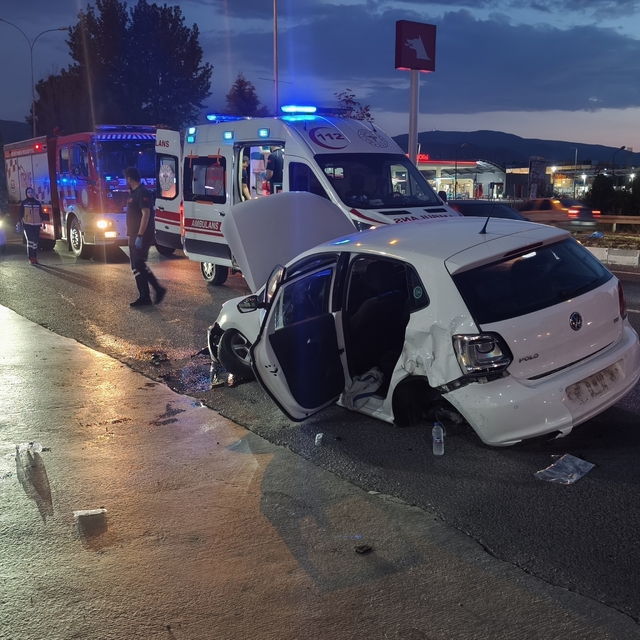 Kütahya'da otomobilin kaldırıma ve direğe çarptığı kazada 4 kişi yaralandı