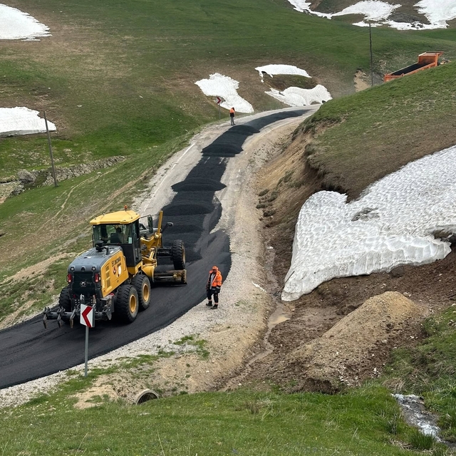 Karayolları Bayburt ekipleri Balahor yolunu asfaltlıyor