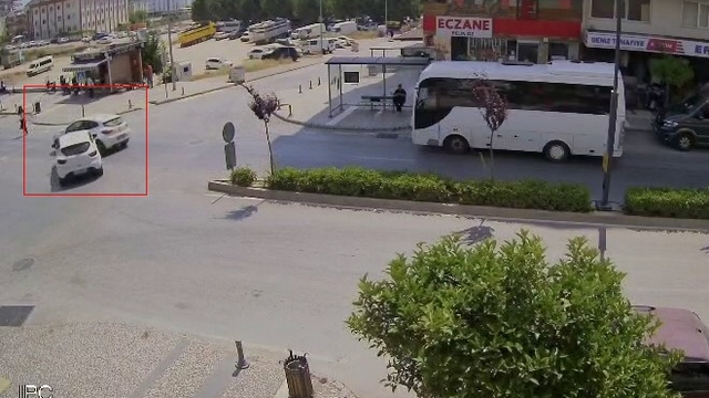 Antalya'da göz göre göre gelen kaza kamerada