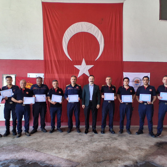 Havza Kaymakamı Ayvat'tan selde görev yapan itfaiyecilere başarı belgesi ve...