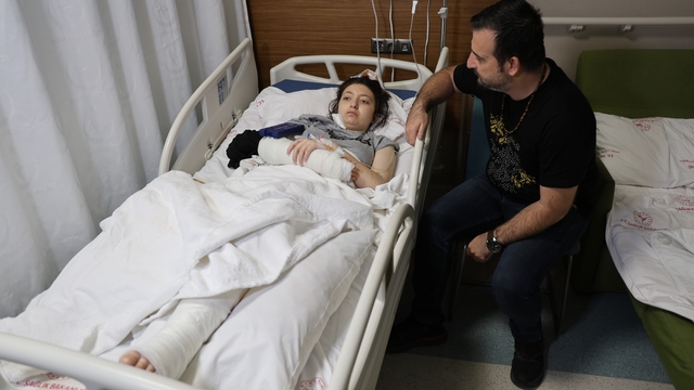 12. kattan düşen Ecrin'in doktoru: "Tente hava yastığı gibi enerjiyi sönümledi"
12. kattan düşüp hayata tutunan 14 yaşındaki Ecrin'in tedavisi sürüyor
Ecrin'in babası Hakan Karaca:
"Rabbim evladımızı bize bağışladı"