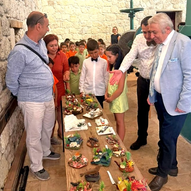 Atıklar minik ellerde sanat eserine dönüştü