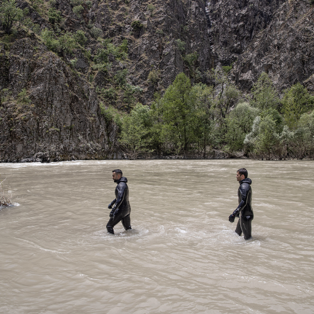 Tunceli'de itfaiyenin dalgıçları Munzur Çayı'ndaki zorlu eğitimlerle her an...