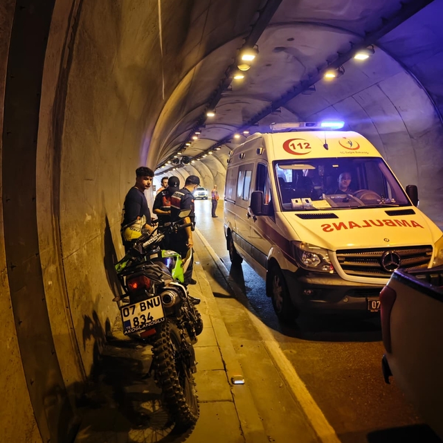 Kemer'de tüneldeki duvara çarpan motosikletin sürücüsü yaralandı