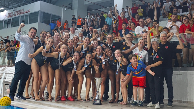 Göztepe su topunda kupaları çiftledi