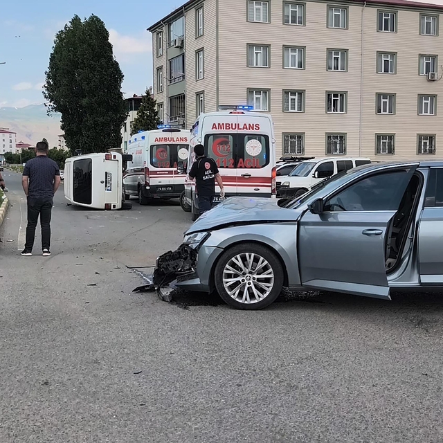 Iğdır'da otomobil ile minibüs çarpıştı: 4 yaralı