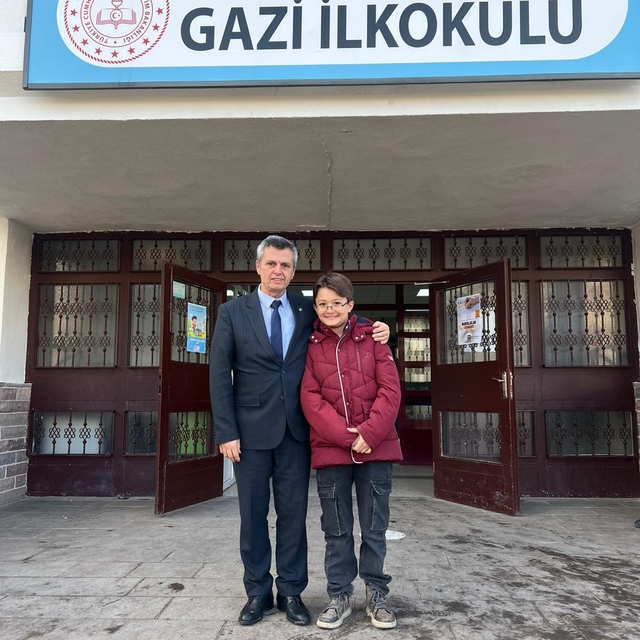 Kahramankazan'da yerdeki çöpü geri dönüşüme atan öğrenci altınla ödüllendir...