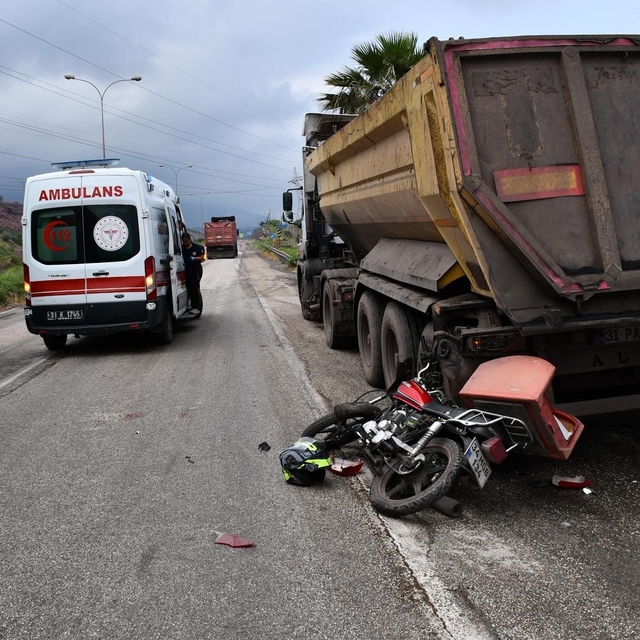 Hafriyat kamyonuyla çarpışan motosikletin sürücüsü yaralandı