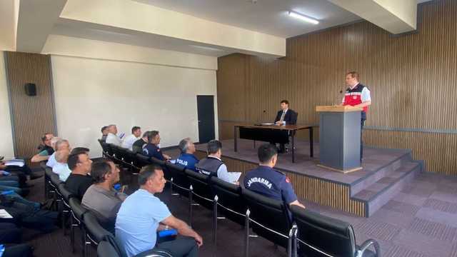 Gediz'de biçerdöver hizmetleri ve anız yangınlarına karşı bilgilendirme toplantısı