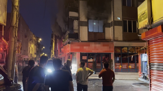 Dairede çıkan yangında çift ile 3 çocuğu dumandan etkilendi