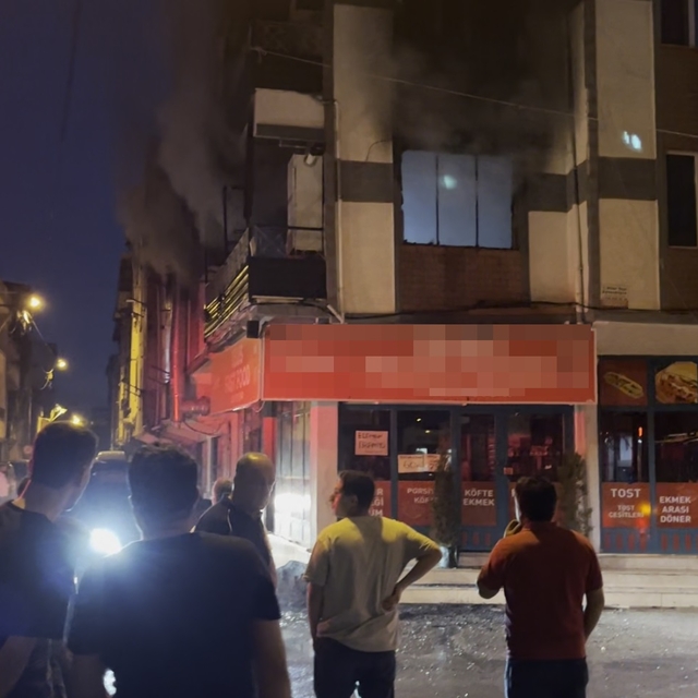 Dairede çıkan yangında çift ile 3 çocuğu dumandan etkilendi