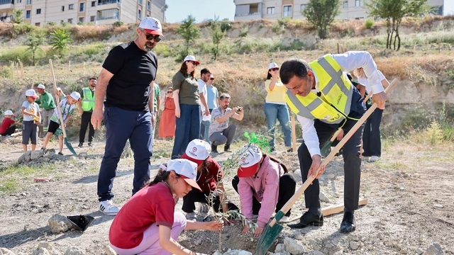 Doğayla buluşan çocuklar zeytin fidanlarıyla yeşile katkı yaptı