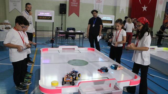 Teknoloji festivalinde öğrenciler, yaptıkları mini robotlarla yarıştı