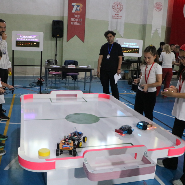 Teknoloji festivalinde öğrenciler, yaptıkları mini robotlarla yarıştı
