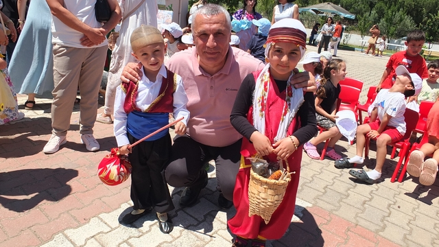 Balıkesir'de miniklerin geri dönüşüm defilesi ilgi gördü