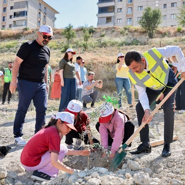 Doğayla buluşan çocuklar zeytin fidanlarıyla yeşile katkı yaptı