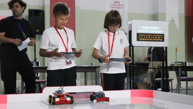 Bolu'da öğrenciler tasarladıkları mini robotlarla yarıştı