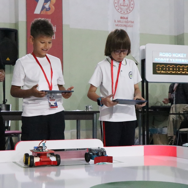 Bolu'da öğrenciler tasarladıkları mini robotlarla yarıştı