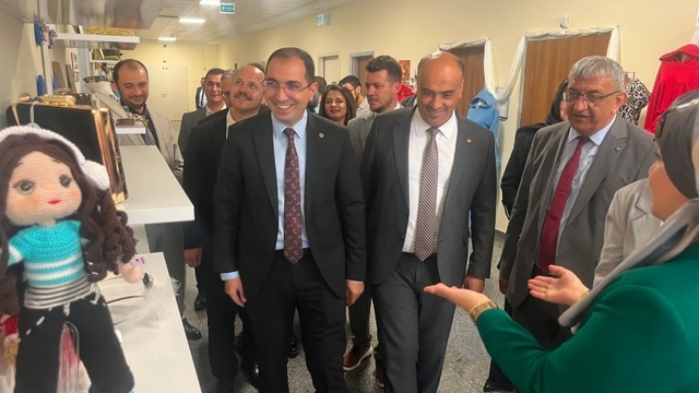 Toplum Ruh Sağlığı Merkezi kursiyerlerinin el emeği ürünleri sergilendi
Giyim, resim ve el sanatları alanlarında hazırlanan yaklaşık 800 ürünün yer aldığı sergi, yoğun ilgi gördü