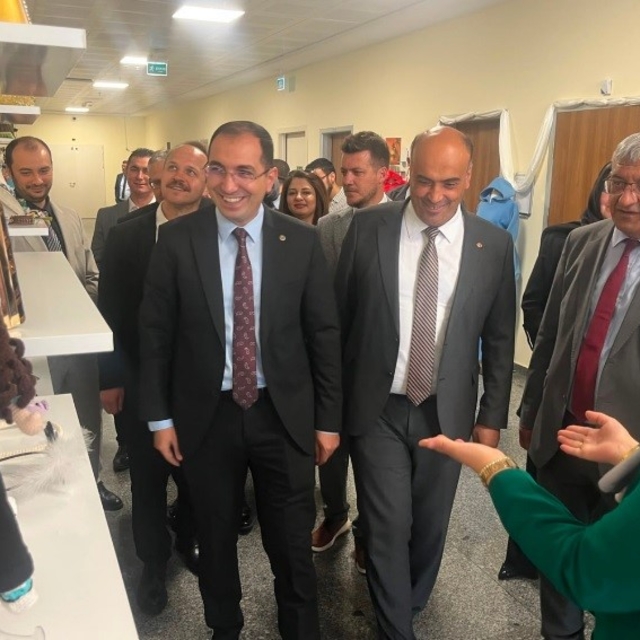 Toplum Ruh Sağlığı Merkezi kursiyerlerinin el emeği ürünleri sergilendi
Giy...