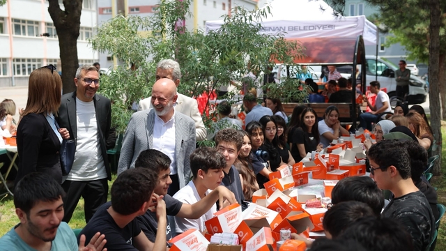 Başkan Çolakbayrakdar: "Gençlerimizin hayallerine dokunan projeler üretmeye devam edeceğiz"