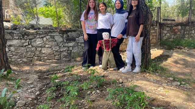 Okul bahçesi hem üretim alanına hem geri dönüşüm merkezine dönüştü