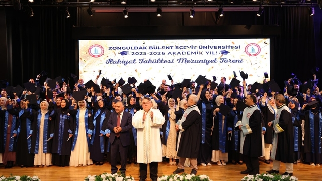 BEUN İlahiyat Fakültesi yeni mezunlarını geleceğe uğurladı