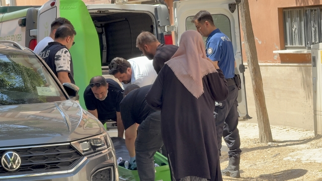 Seslendikleri annelerini yatağında cansız buldular
Eskişehir'de 57 yaşındaki kadın yatağında ölü bulundu, şüpheli görülen ölümü polis incelemeye başladı