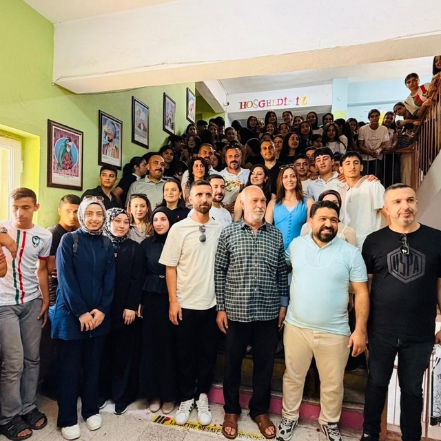 20 yıldır görev yaptığı okuldan alkışlar eşliğinde hüzünle ayrıldı