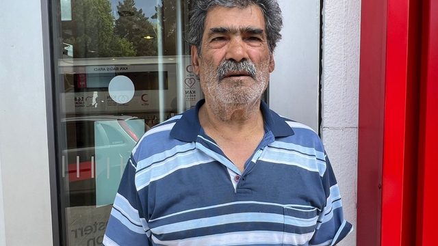 Dolandırıcıların hedefi olan yaşlı adam gerçek polisleri görünce ikna oldu
Banka görevlilerinin dikkati sayesinde 960 bin TL'sini son anda kurtardı