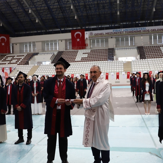 Fırat Üniversitesi Tıp Fakültesi 38. dönem mezunlarını uğurladı