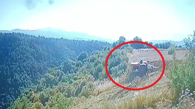 Traktör altında kalan çiftçinin hayatını kaybettiği kaza anı güvenlik kamerasında