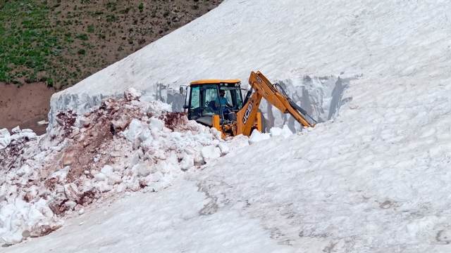 Tunceli'de haziran ortasında karla mücadele sürüyor