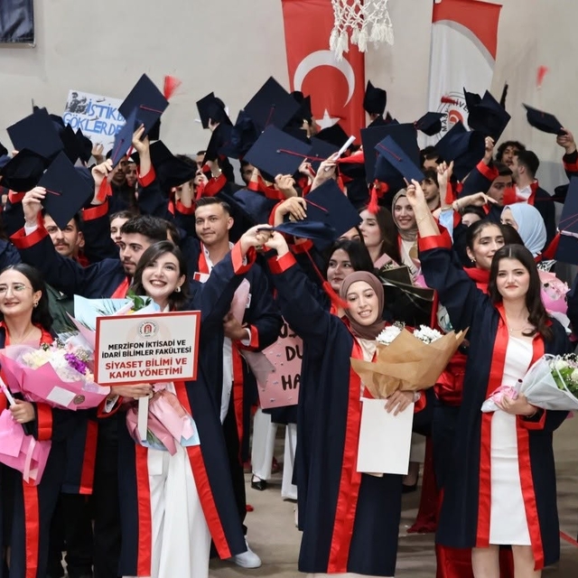 Merzifon'da fakülte ve yüksekokul öğrencileri için mezuniyet töreni düzenle...