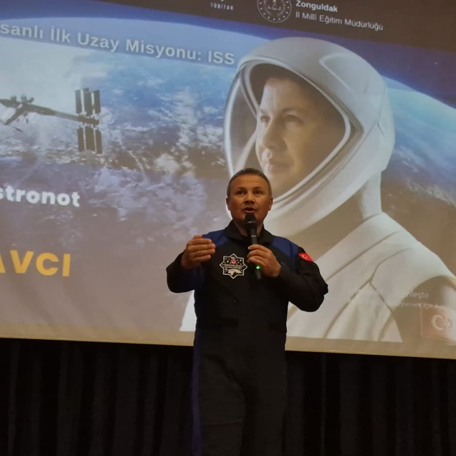 Alper Gezeravcı, Zonguldak'ta liselilerle deneyimlerini paylaştı