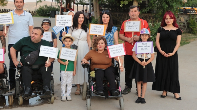 Engellilerden 'engelsizlere' çevre dersi: Parkları köşe bucak temizlediler