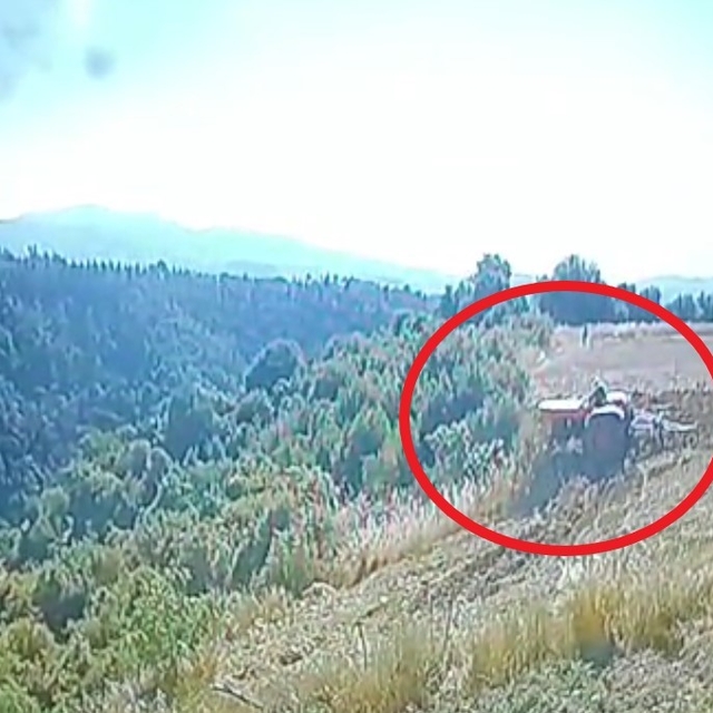 Traktör altında kalan çiftçinin hayatını kaybettiği kaza anı güvenlik kamer...